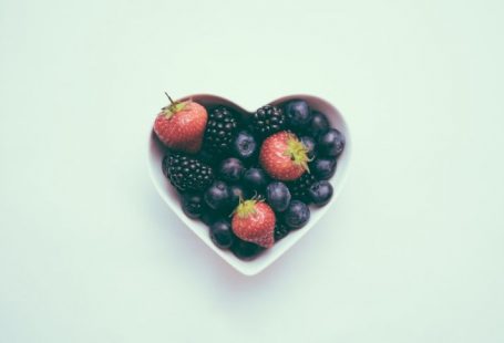 Pregnant Nutrition - heart-shaped bowl with strawberries